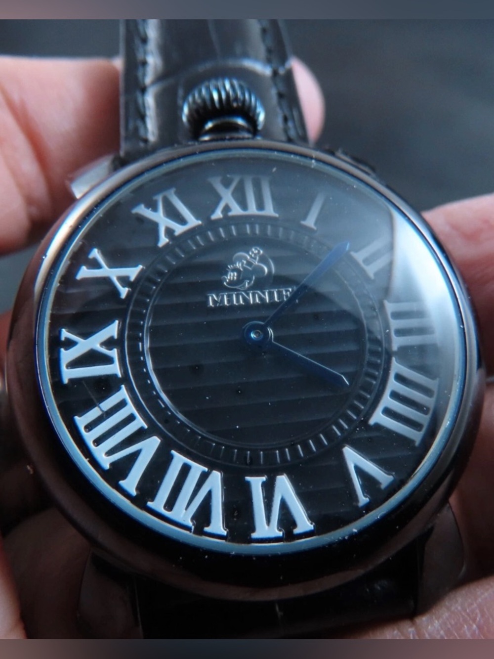 MINNIE MOUSE Black Roman Numeral Round Watch